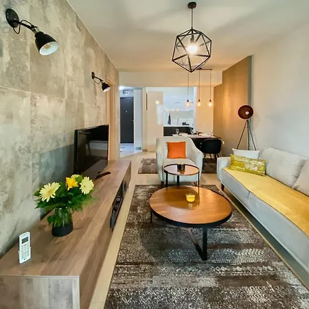 Stylish Apartment, Centre - Private Parking - Panoramic Views * Skopje