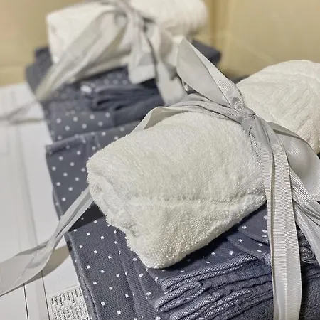 Stylish Apartment, Centre - Private Parking - Panoramic Views Appartamento