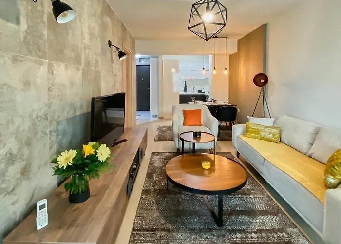 Stylish Apartment, Centre - Private Parking - Panoramic Views * Skopje